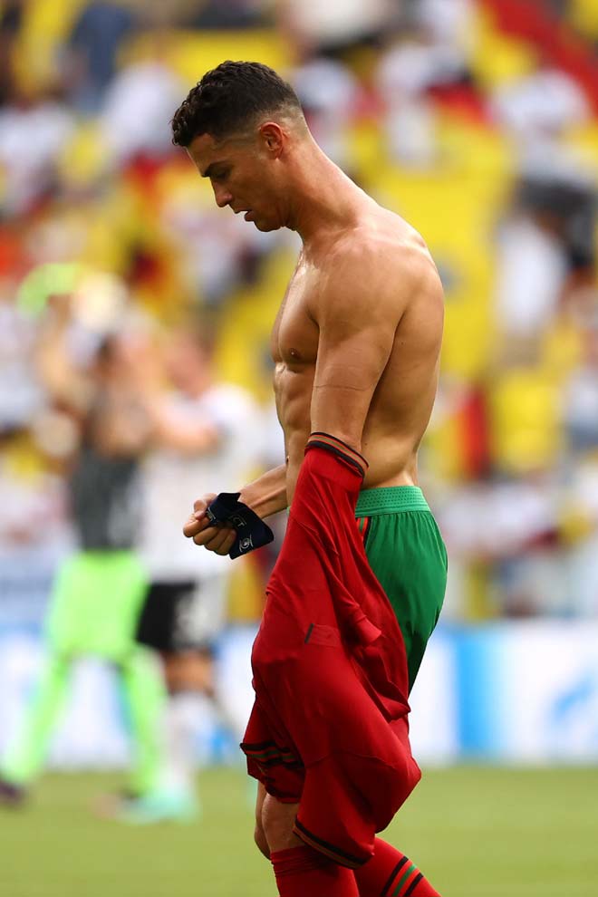 Ronaldo: Nếu bạn là fan của đội tuyển bóng đá Bồ Đào Nha hoặc thần tượng của siêu sao Ronaldo, hãy chiêm ngưỡng những hình ảnh đẹp lung linh về anh ta trên sân cỏ. Bạn sẽ được trải nghiệm cảm giác như đang đứng trên sân và cổ vũ cho anh ta.