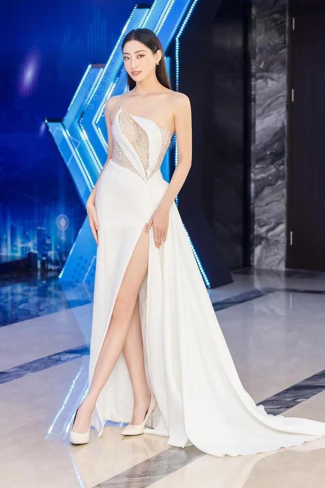 Hoa hậu Lương Thùy Linh chuẩn &#39;cao thủ&#39; mặc đồ xuyên thấu: Nhìn tưởng hở, hóa ra cực kín - 5