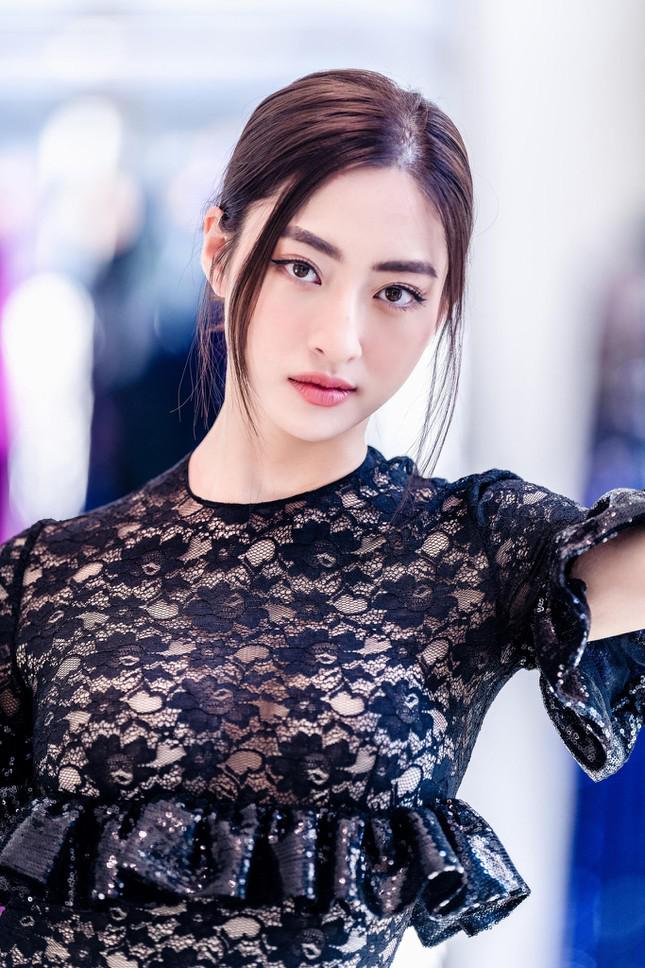 Hoa hậu Lương Thùy Linh chuẩn &#39;cao thủ&#39; mặc đồ xuyên thấu: Nhìn tưởng hở, hóa ra cực kín - 7
