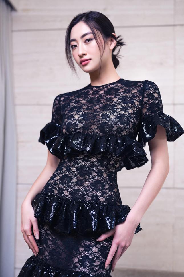 Hoa hậu Lương Thùy Linh chuẩn &#39;cao thủ&#39; mặc đồ xuyên thấu: Nhìn tưởng hở, hóa ra cực kín - 8