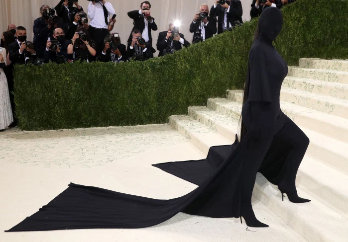 Kim Kardashian gây sốc khi đeo mặt nạ kín bưng tham gia tiệc sau show thời trang - 7