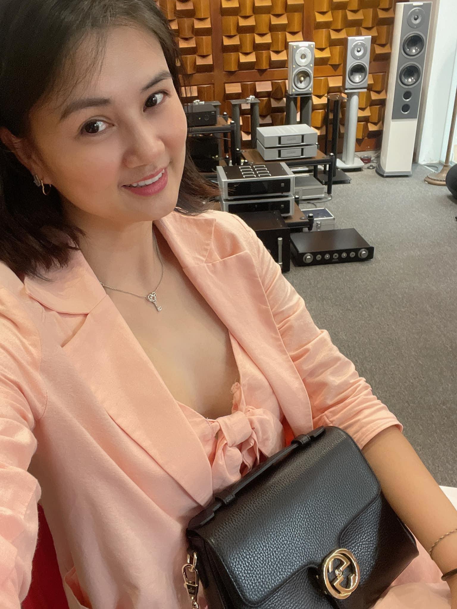 “Hoa khôi bóng chuyền” Kim Huệ gây bất ngờ khi mặc suit hay bikini đều quá nóng bỏng - 9