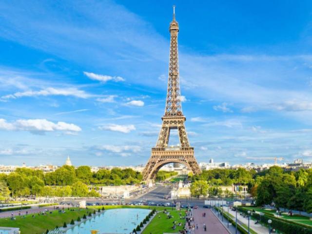 Tháp Eiffel ban đầu được sơn màu gì?