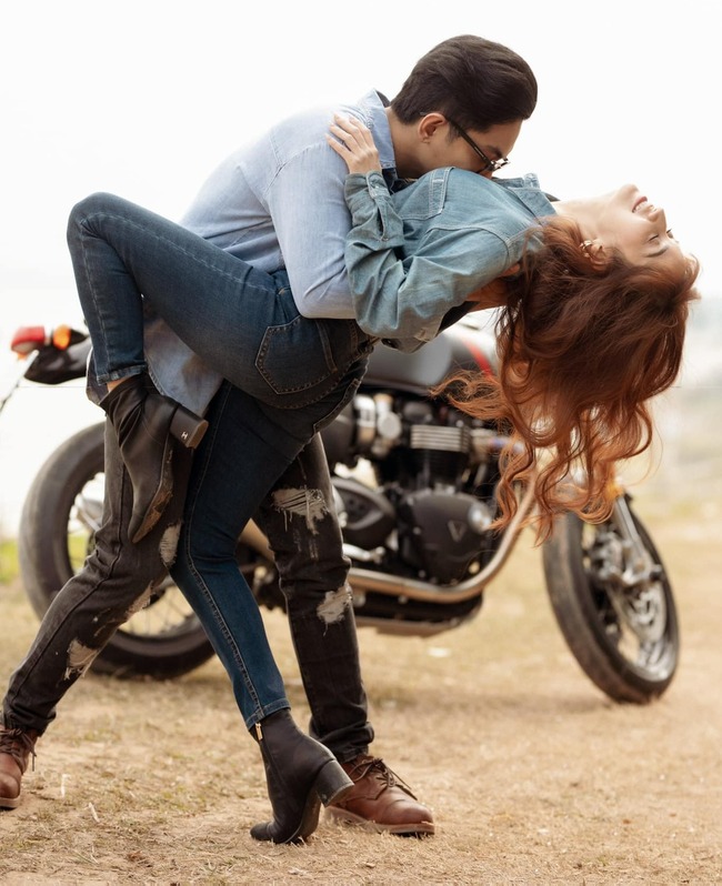Khánh Thi, người đẹp An Giang cưỡi xe phân khối lớn, diện đồ không nội y gây choáng 3