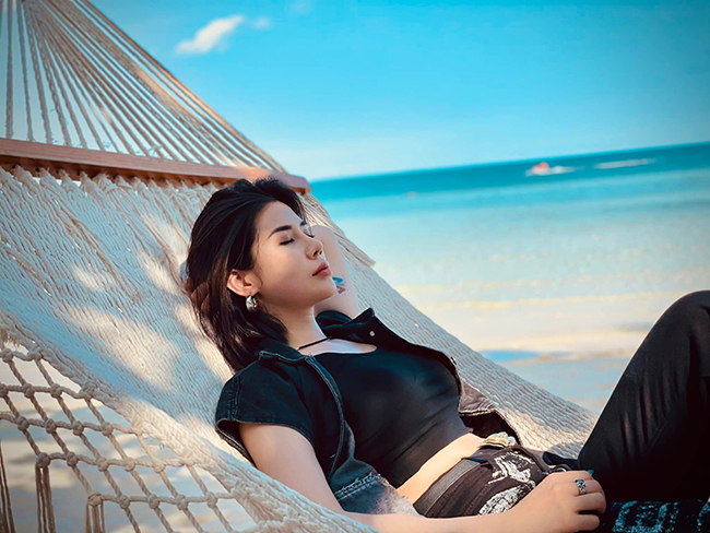Khánh Thi, người đẹp An Giang cưỡi xe phân khối lớn, diện đồ không nội y gây choáng 20