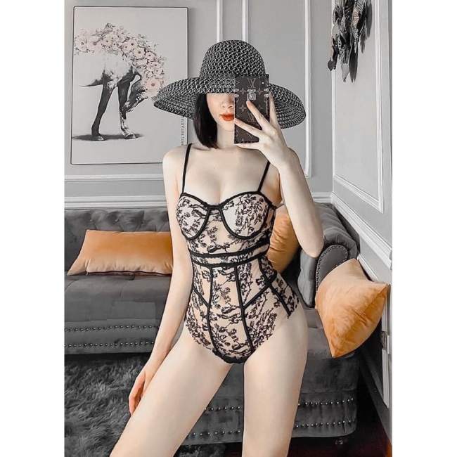 Mắt tròn mắt dẹt vì áo tắm 