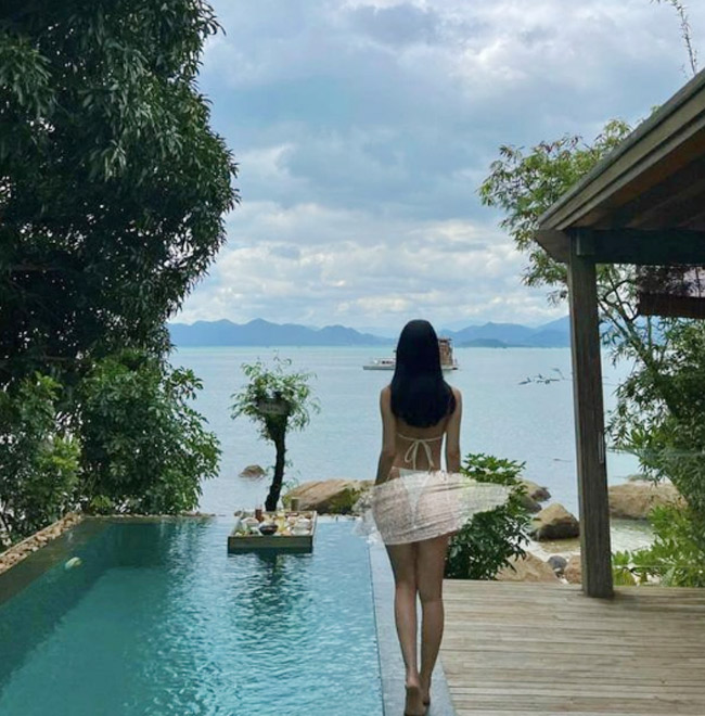 Trâm Anh tạo dáng bốc lửa bên bàn ăn vẫn thua xa 