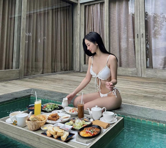Trâm Anh tạo dáng bốc lửa bên bàn ăn vẫn thua xa 