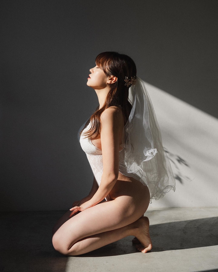 Mặc nội y chụp ảnh cưới, các cô dâu châu Á khoe body quyến rũ người nhìn 3