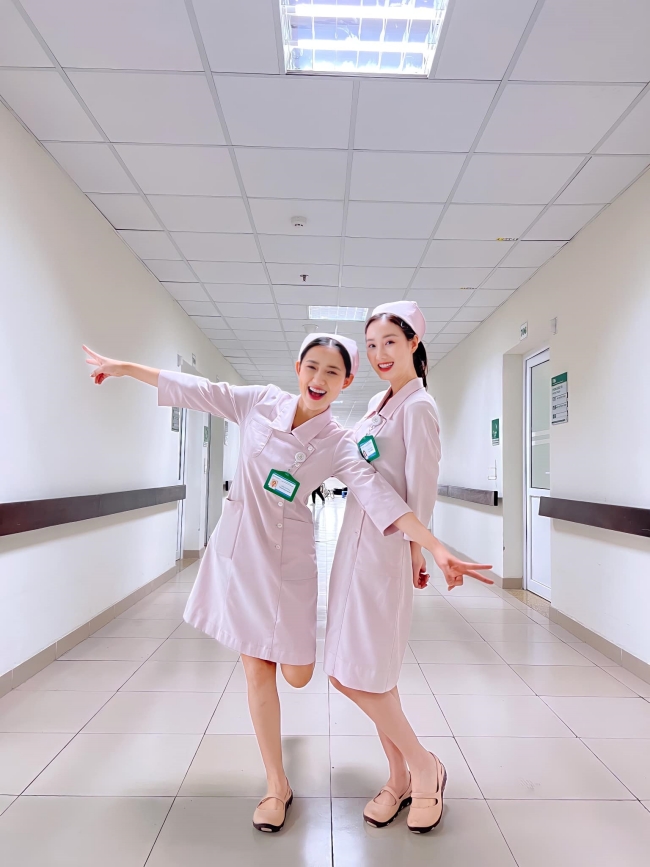 2 nữ y tá 