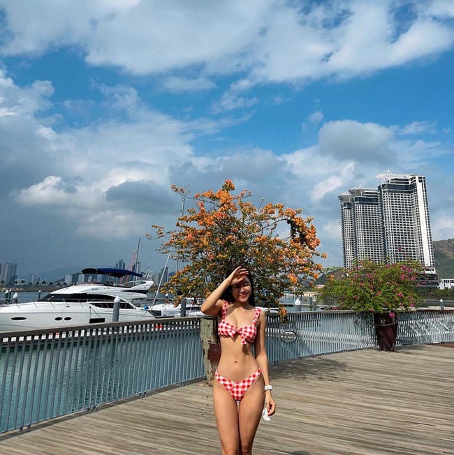 3 nàng Wags của cầu thủ quê Thanh Hóa: Vợ Tây Bùi Tiến Dũng hay bạn gái thủ môn Việt kiều hot hơn? 3