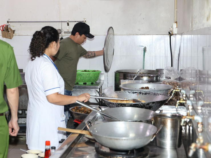 Diễn biến mới vụ nhà hàng mang nước lẩu thừa cho khách ở Hà Nội