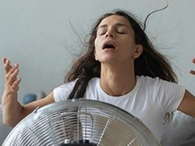 Thói quen sai lầm khi dùng quạt có thể khiến bạn liệt mặt, thậm chí sốc nhiệt, tử vong