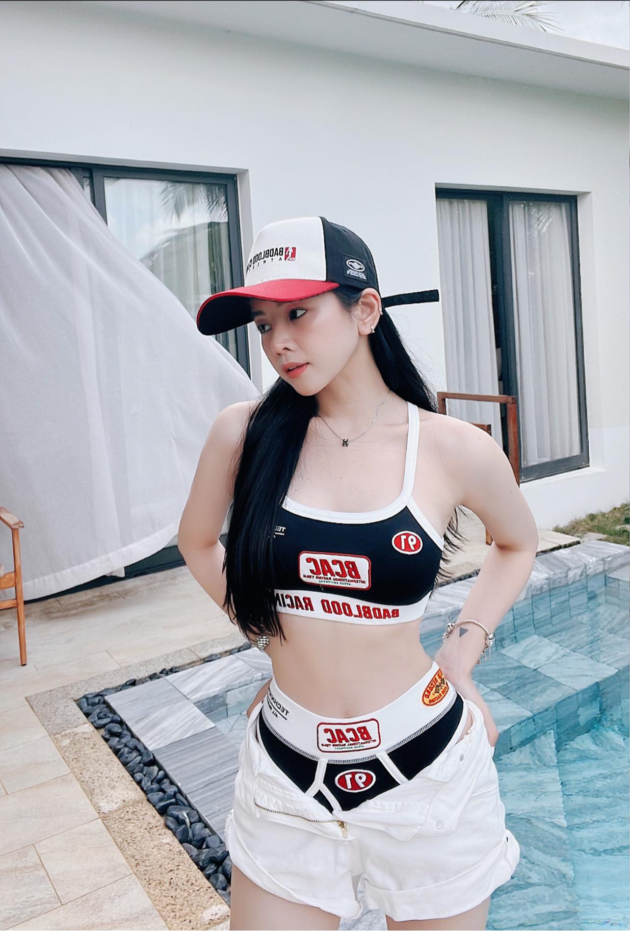'DJ đẹp nhất Đà Nẵng' diện bikini 14 triệu đồng, khoe vóc dáng như búp bê trên biển - 9