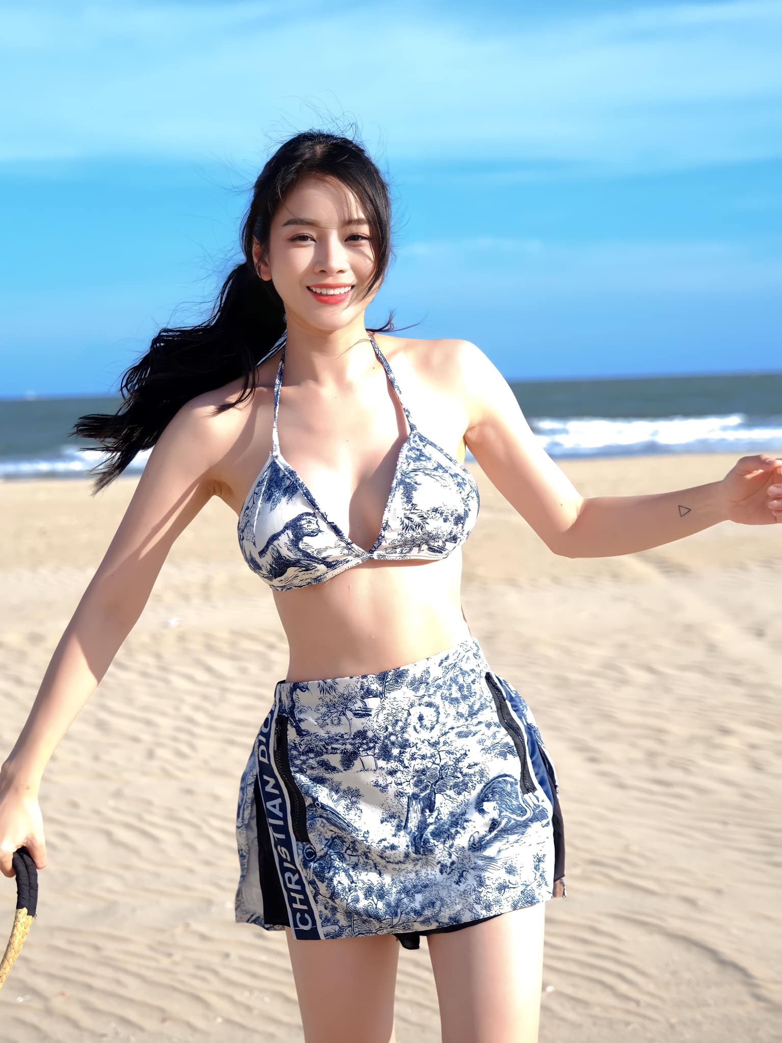 'DJ đẹp nhất Đà Nẵng' diện bikini 14 triệu đồng, khoe vóc dáng như búp bê trên biển - 1