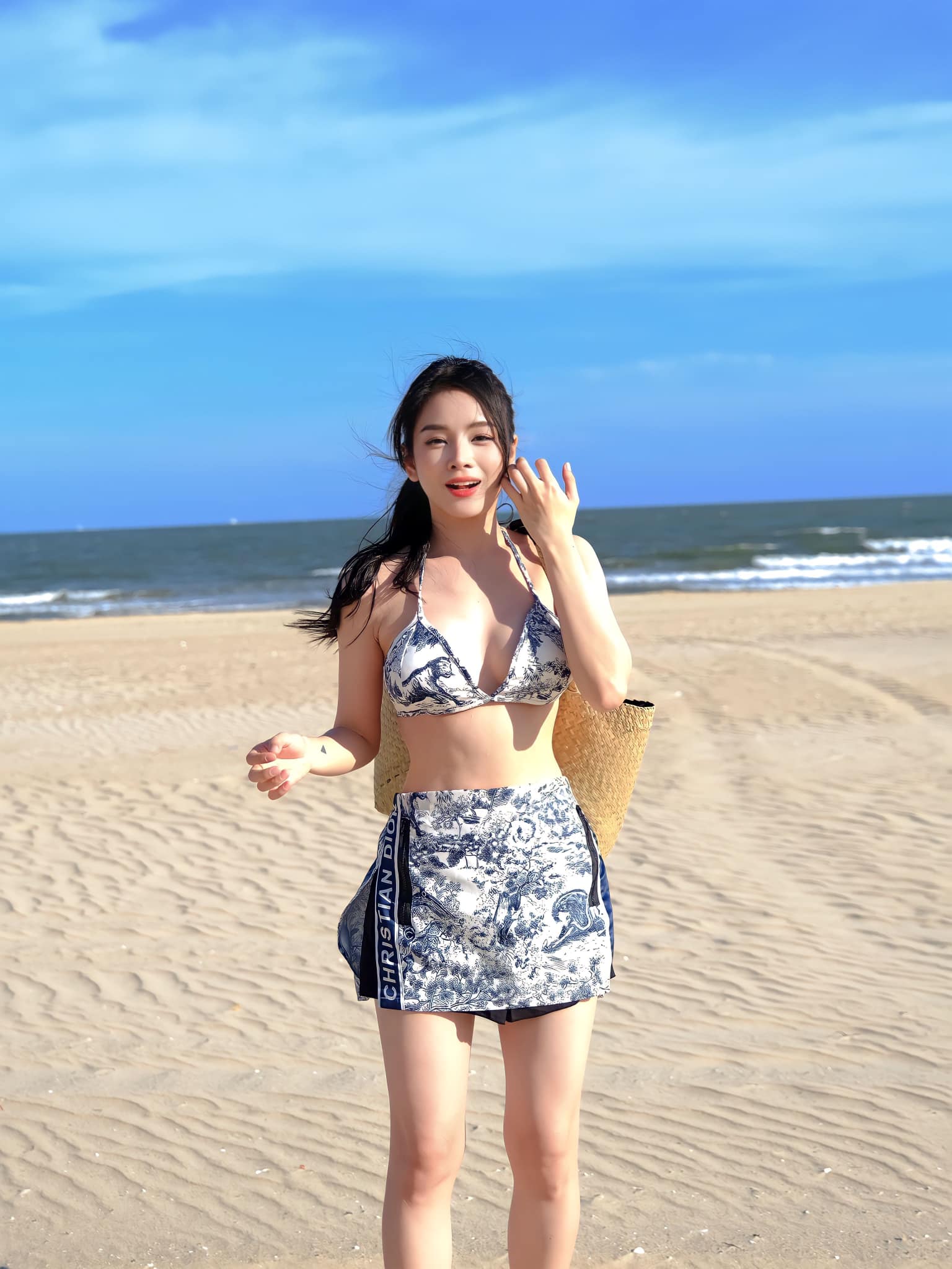 'DJ đẹp nhất Đà Nẵng' diện bikini 14 triệu đồng, khoe vóc dáng như búp bê trên biển - 2