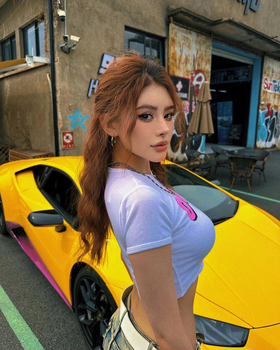 Hot girl Trung Quốc diện áo lửng, quần ngắn check-in bên siêu xe Lamborghini - 1