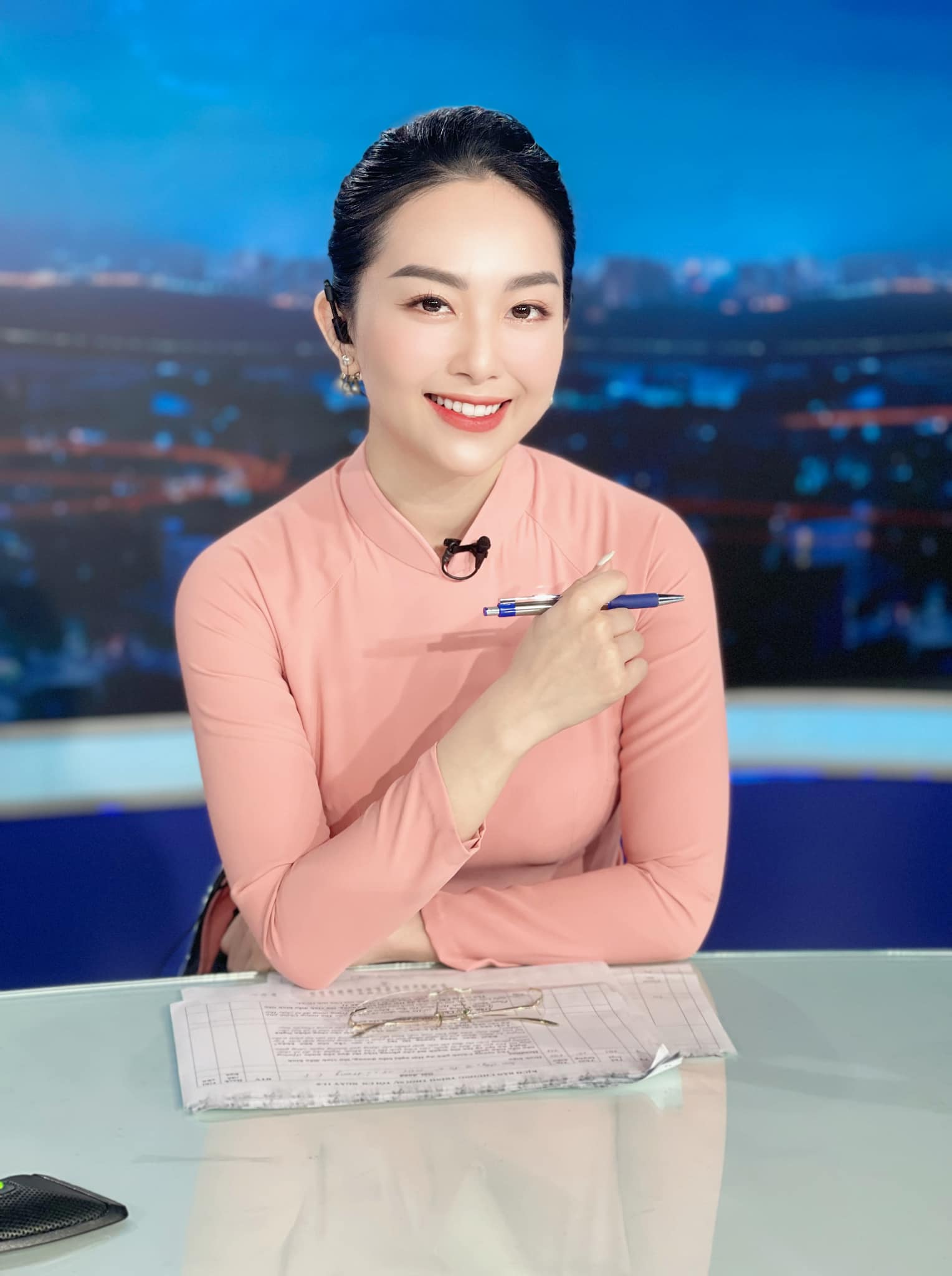 Nữ MC Đài PT&TH Nghệ An 'gây bão mạng' với vẻ ngoài quá đỗi xinh đẹp khi dẫn sóng - 1