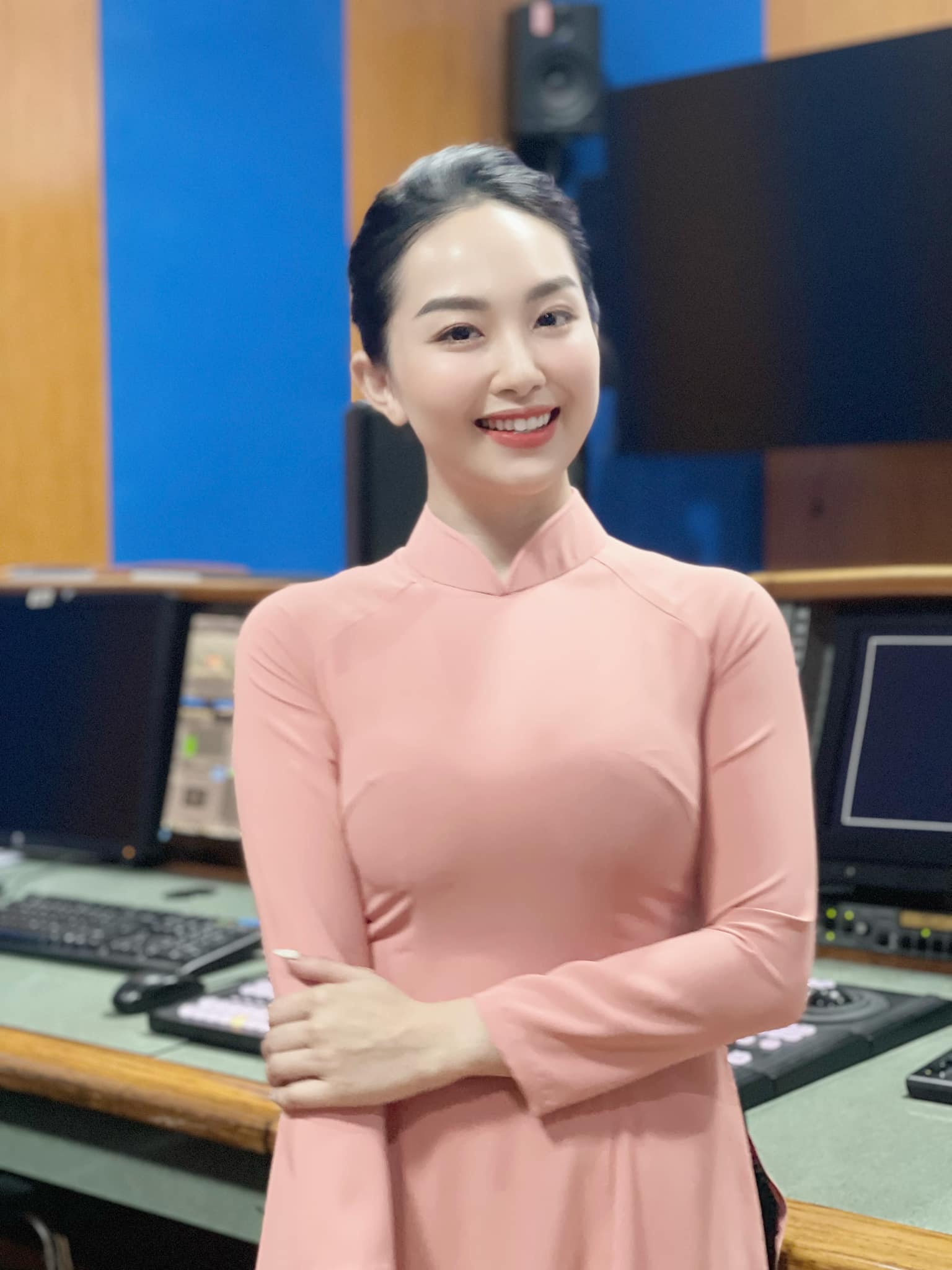 Nữ MC Đài PT&TH Nghệ An 'gây bão mạng' với vẻ ngoài quá đỗi xinh đẹp khi dẫn sóng - 2