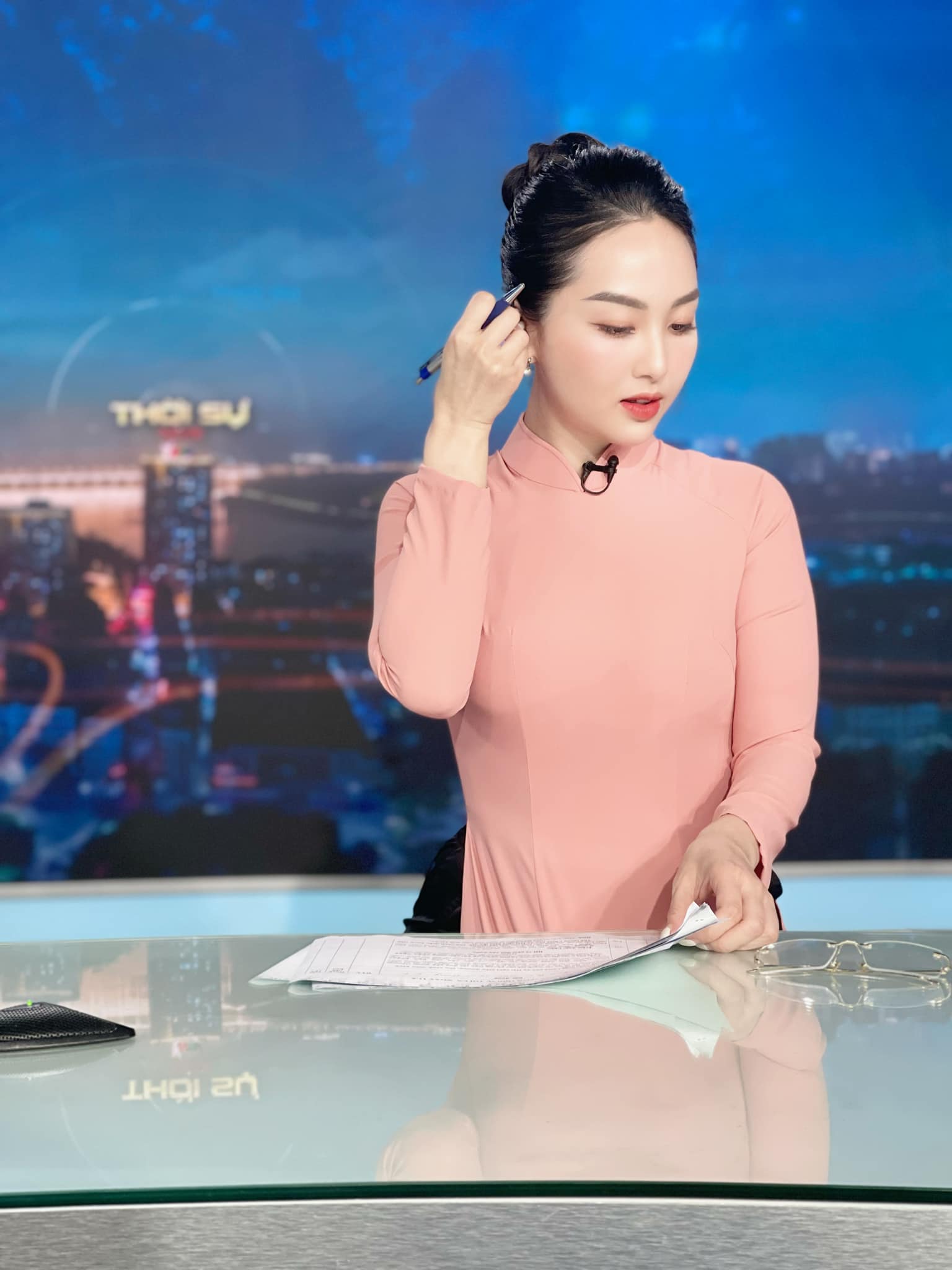 Nữ MC Đài PT&TH Nghệ An 'gây bão mạng' với vẻ ngoài quá đỗi xinh đẹp khi dẫn sóng - 4