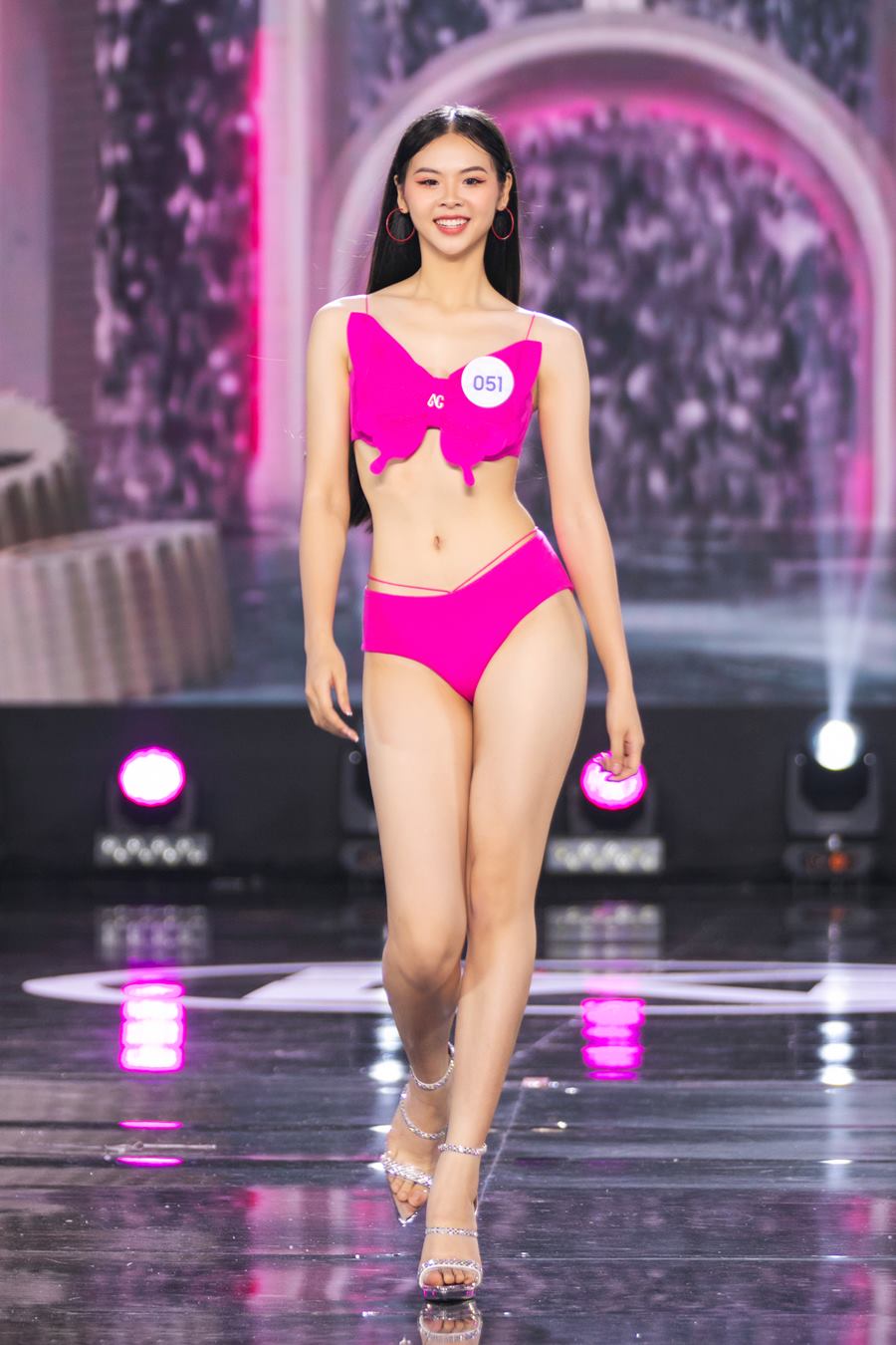 Cô gái có vẻ đẹp 'thần tiên tỷ tỷ' gây sốt tại Hoa hậu Thế giới Việt Nam - 8