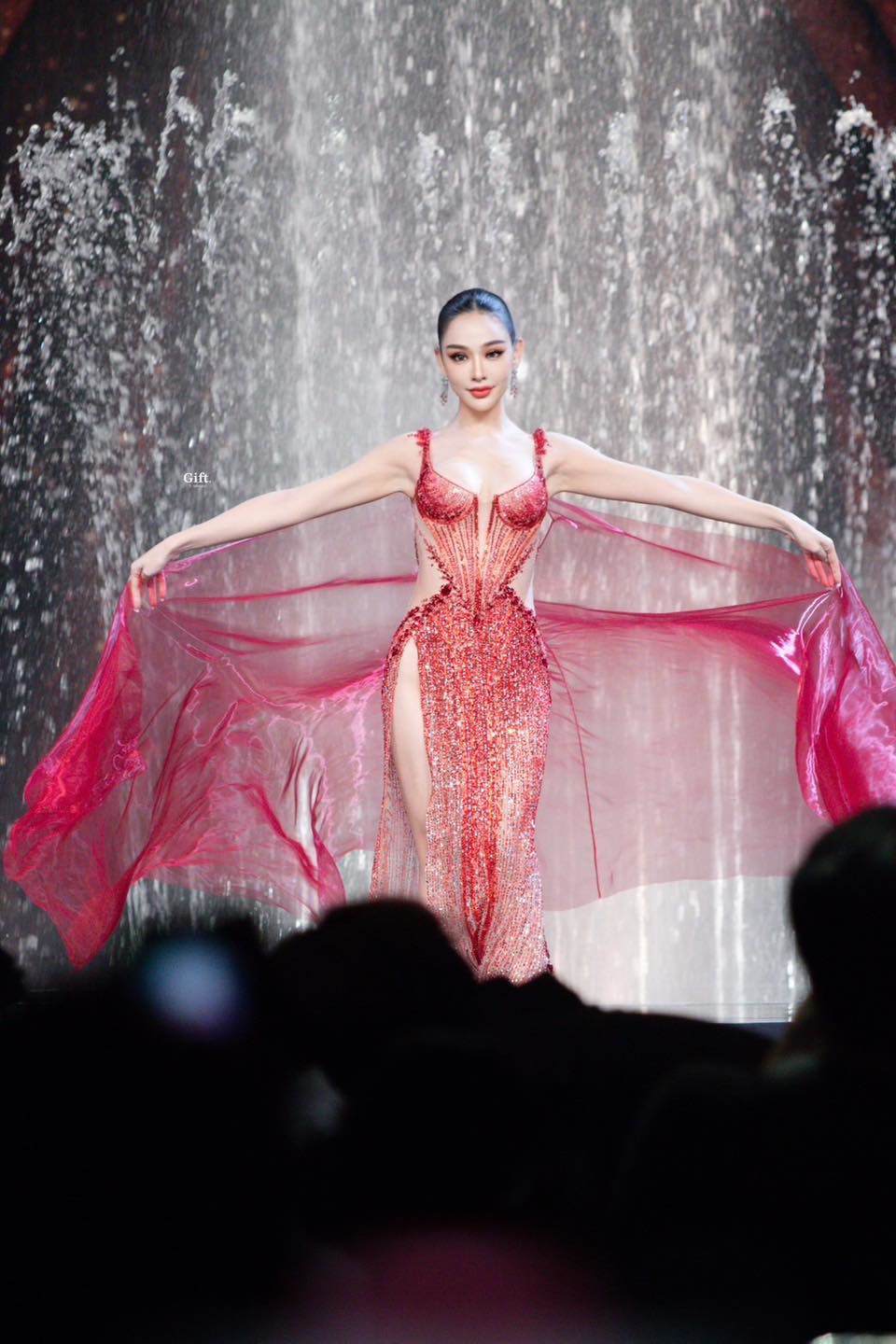 Tân Hoa hậu Hoà bình Thái Lan đẹp như búp bê sống, từng diện hở lưng trên phố Việt - 2