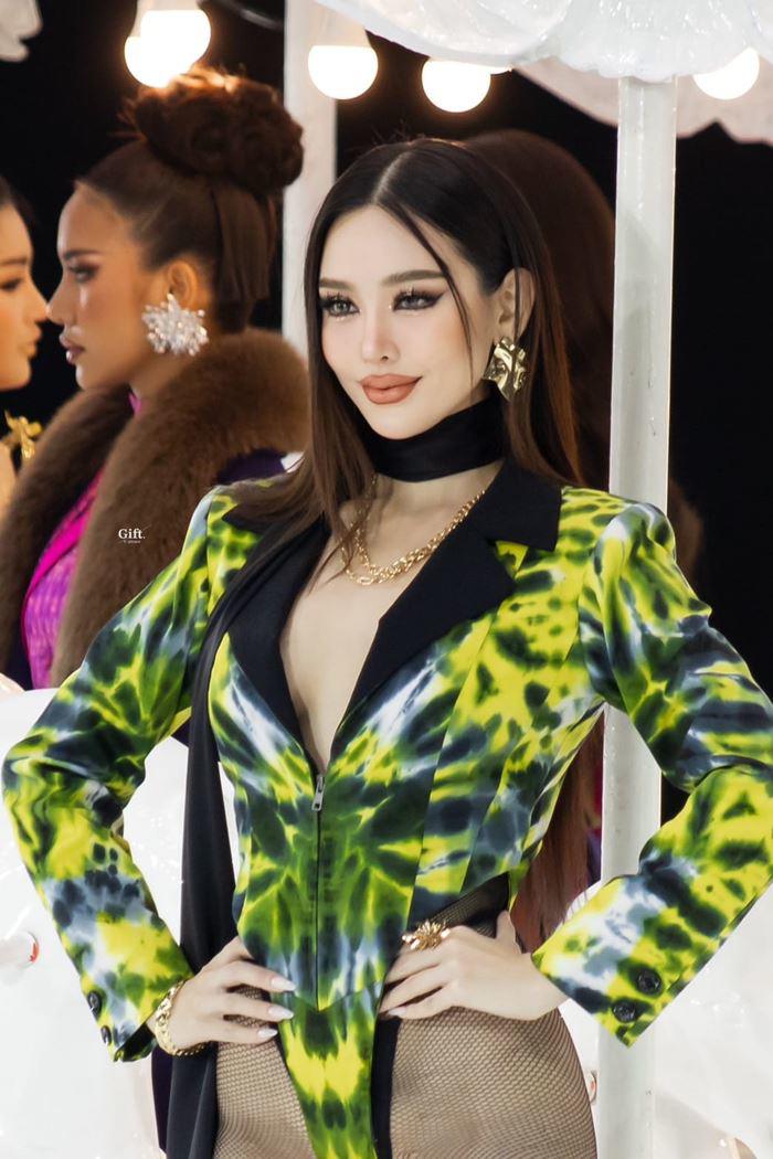 Trong sự kiện khai mạc cuộc thi Hoa hậu Hòa bình Thái Lan 2024, cô này chọn bộ cánh biến tấu từ áo tắm một mảnh, để hở nội y, gây phản cảm. 