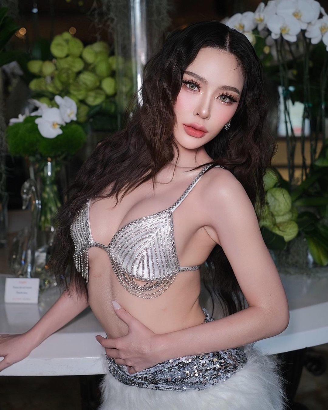 Tân Hoa hậu Hoà bình Thái Lan đẹp như búp bê sống, từng diện hở lưng trên phố Việt - 10