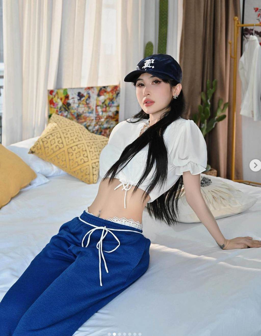 Bà xã Minh Nhựa nhiều lần mặc áo ngắn, croptop khoe vòng eo săn chắc không mỡ thừa - 9