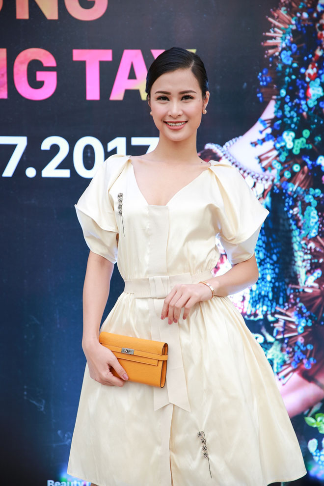 Lưu Hương Giang mặc sexy, e thẹn bên chồng như thuở mới yêu - 5