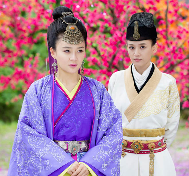 Rãnh bụng sâu hút của "Thánh cô Nhậm Doanh Doanh" - 1