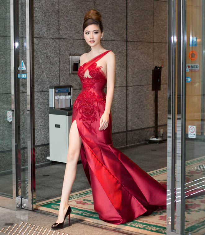 Váy táo bạo tiết lộ dáng sexy của &#34;mỹ nữ Vũng Tàu đi xe 70 tỷ&#34; - 2