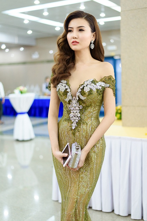 Váy táo bạo tiết lộ dáng sexy của &#34;mỹ nữ Vũng Tàu đi xe 70 tỷ&#34; - 7