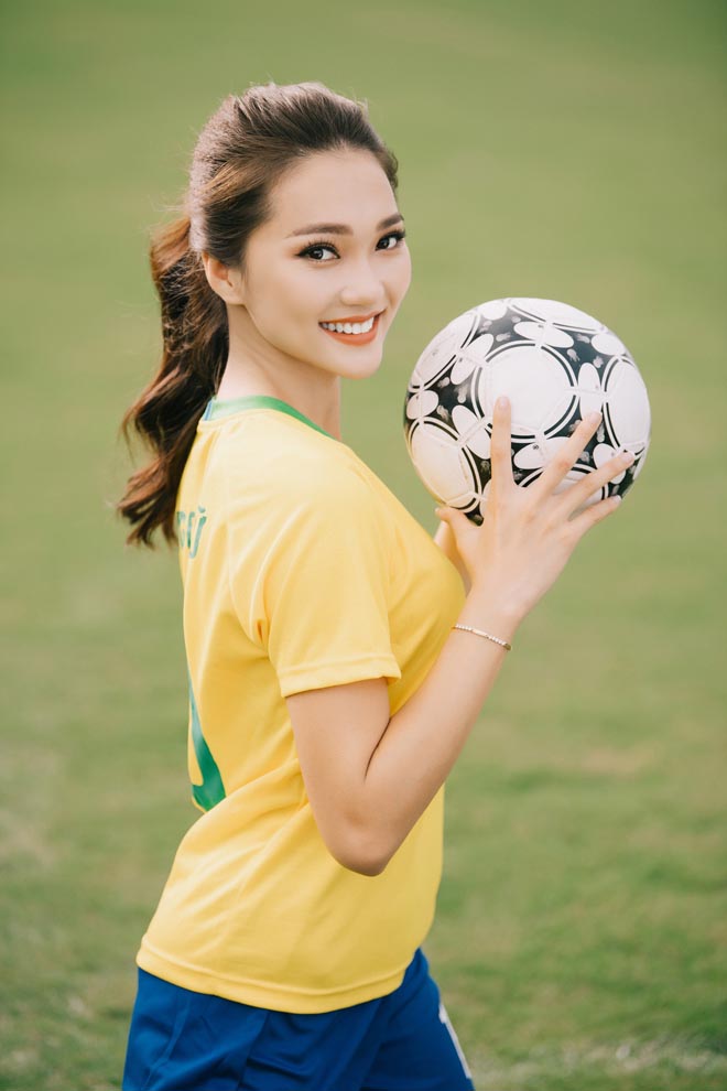 Hoa khôi Nghệ An diện quần đùi áo số vì "phát cuồng" tuyển Brazil Hoa khôi Nghệ An diện quần đùi áo số vì "phát cuồng" tuyển Brazil