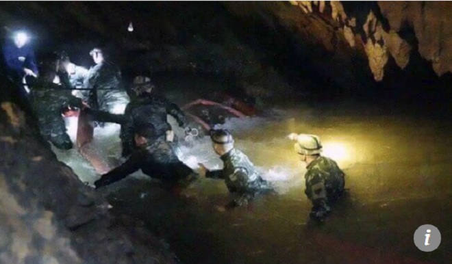 Thái Lan: Khoảnh khắc kì diệu sau 9 ngày đội bóng mất tích trong hang động - 3