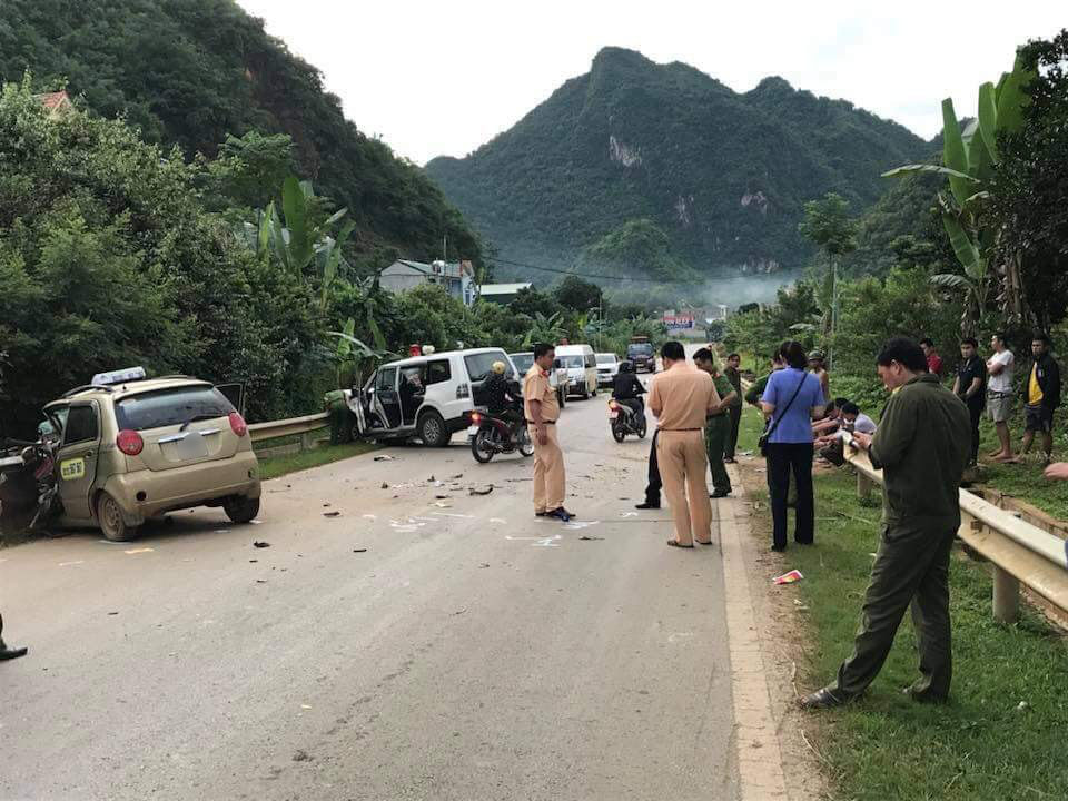 Taxi đấu đầu xe cứu thương, cả hai xe "mất đầu" - 1