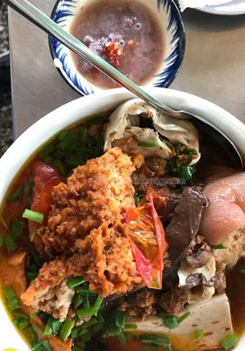 Quán ăn vỉa hè, khách cứ kéo đến đông nghịt ở Sài Gòn - 1