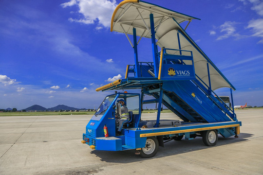 Vã mồ hôi xem nhân viên hàng không làm việc trong cái nóng 50 độ C - 10