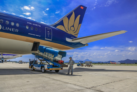 Vã mồ hôi xem nhân viên hàng không làm việc trong cái nóng 50 độ C - 11