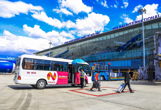 Vã mồ hôi xem nhân viên hàng không làm việc trong cái nóng 50 độ C - 12