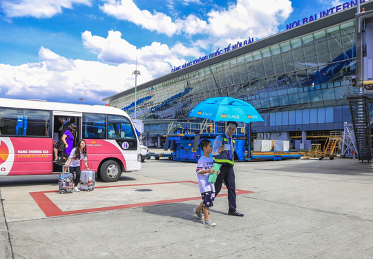 Vã mồ hôi xem nhân viên hàng không làm việc trong cái nóng 50 độ C - 13