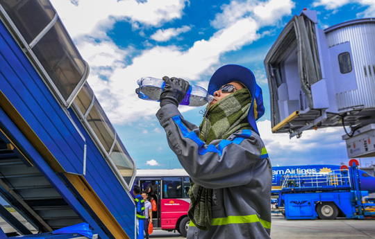 Vã mồ hôi xem nhân viên hàng không làm việc trong cái nóng 50 độ C - 14