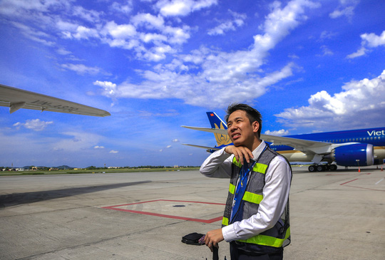 Vã mồ hôi xem nhân viên hàng không làm việc trong cái nóng 50 độ C - 15