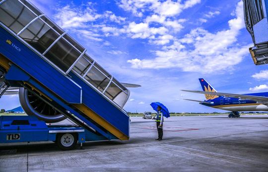 Vã mồ hôi xem nhân viên hàng không làm việc trong cái nóng 50 độ C - 16