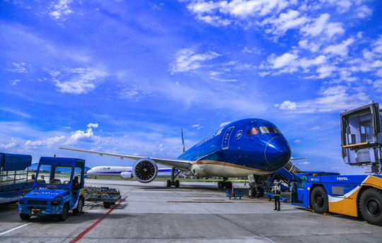 Vã mồ hôi xem nhân viên hàng không làm việc trong cái nóng 50 độ C - 17