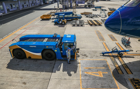 Vã mồ hôi xem nhân viên hàng không làm việc trong cái nóng 50 độ C - 18