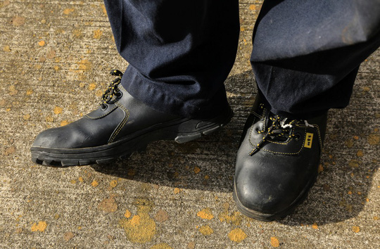 Vã mồ hôi xem nhân viên hàng không làm việc trong cái nóng 50 độ C - 19