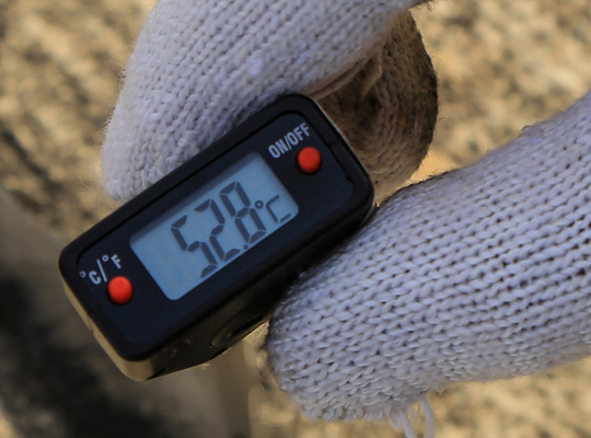 Vã mồ hôi xem nhân viên hàng không làm việc trong cái nóng 50 độ C - 2