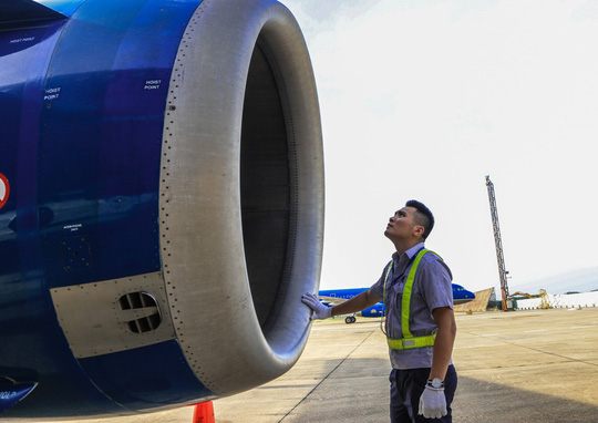 Vã mồ hôi xem nhân viên hàng không làm việc trong cái nóng 50 độ C - 20