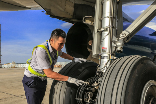 Vã mồ hôi xem nhân viên hàng không làm việc trong cái nóng 50 độ C - 22